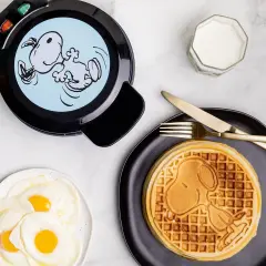 Uncanny Brands Peanuts Snoopy Waffle Maker