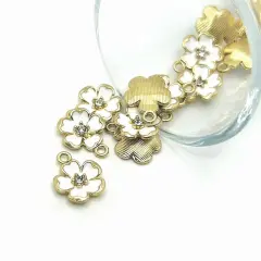 1, 4, 20 or 50 Pieces: White Flower with Rhinestone