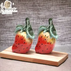 Hand Painted Ceramic Strawberry Salt & Pepper Shakers, Home D&eacute;cor, Gift for Her, Gift for Mom, Kitchen D&eacute;cor, Farmhouse D&eacute;cor