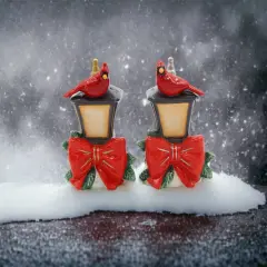 Ceramic Cardinal Bird on Lamp Post Christmas Decor Salt And Pepper Shakers, Home D&eacute;cor, Gift for Her, Gift for Mom, Kitchen D&eacute;cor