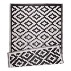 DII&reg; Mesa Diamonds Outdoor Rug, 4ft. x 6ft. Black/White
