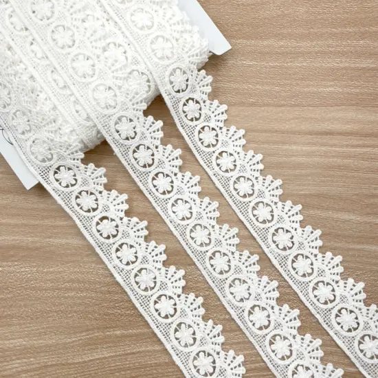 Designer's Shop VL 6604 White small Daisy Floral with Hanging Petals edge. 1-1/4&rdquo; (32mm) x 5 yards. {2}