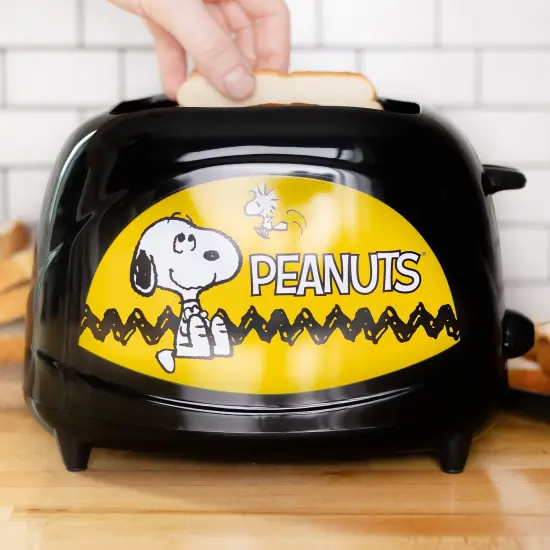 Uncanny Brands Peanuts Snoopy Toaster {1}