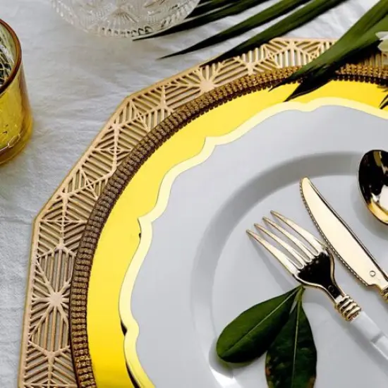 10.5" Disposable Plastic Plates Scalloped Rim {3}