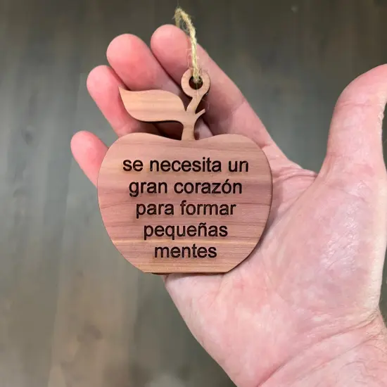 se necesita un gran coraz&oacute;n para formar peque&ntilde;as mentes APPLE - Cedar Ornament {4}