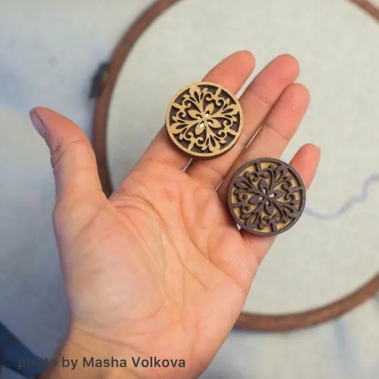 Magnetic double-sided needle holder {4}