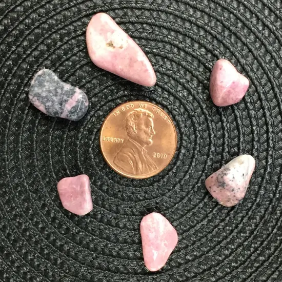 Rhodonite Crystal Chips &ndash; Size XS {3}