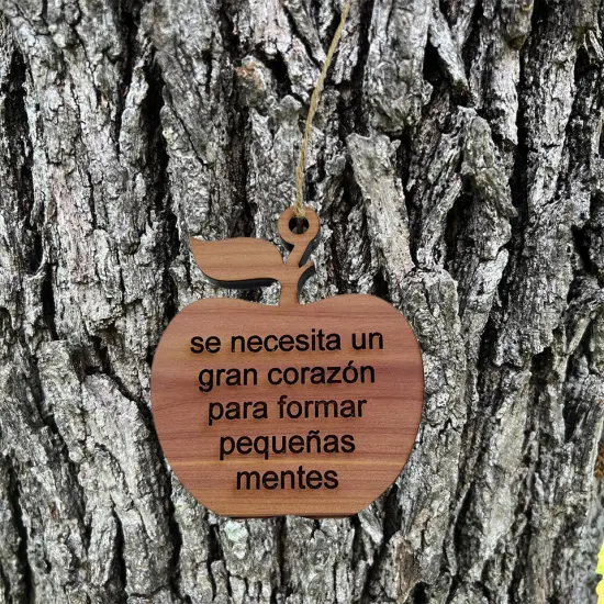 se necesita un gran coraz&oacute;n para formar peque&ntilde;as mentes APPLE - Cedar Ornament {1}