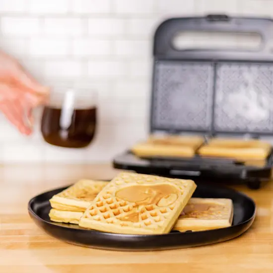 Uncanny Brands Peanuts Snoopy & Woodstock Double-Square Waffle Maker {3}