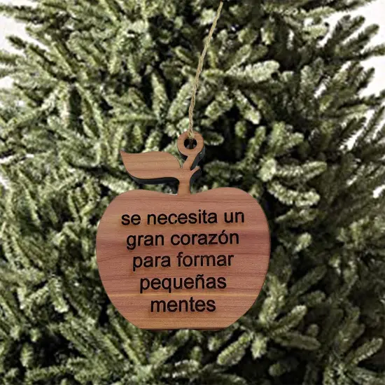 se necesita un gran coraz&oacute;n para formar peque&ntilde;as mentes APPLE - Cedar Ornament {2}