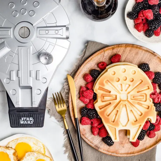 Uncanny Brands Star Wars Deluxe Millennium Falcon Waffle Maker {3}