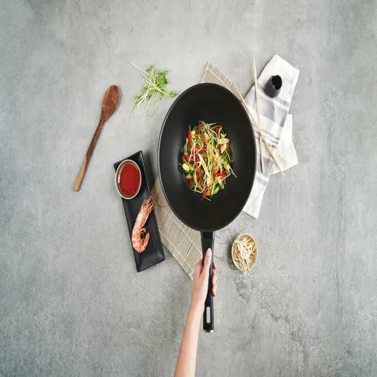 ZWILLING Madura Plus Aluminum 12-inch Nonstick Stir Fry Pan {3}