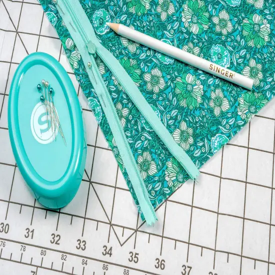 2 in 1 Bobbin Holder with Magnetic Pin Pal, Red, Yellow, Blue, White {3}