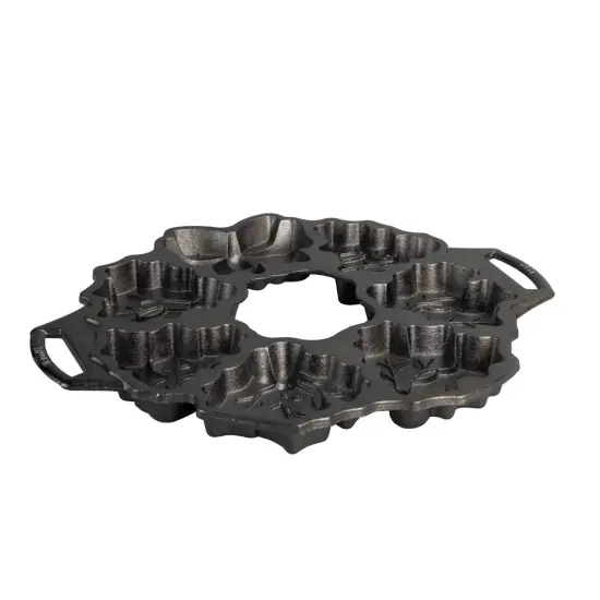 Lodge Cast Iron Seasoned Cakelet Baking Pan Holiday Wreath Makes 7 {3}