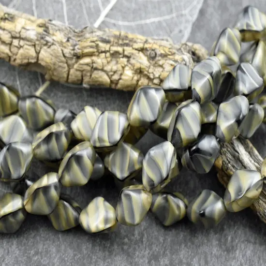 *13* 15x11mm Lt. Chroust Tri Oval Beads {1}