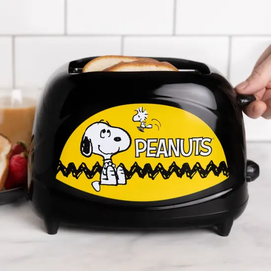 Uncanny Brands Peanuts Snoopy Toaster {3}
