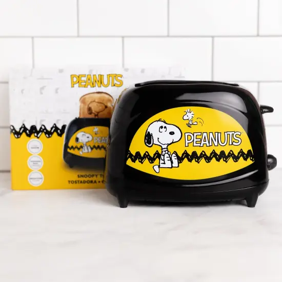 Uncanny Brands Peanuts Snoopy Toaster {5}