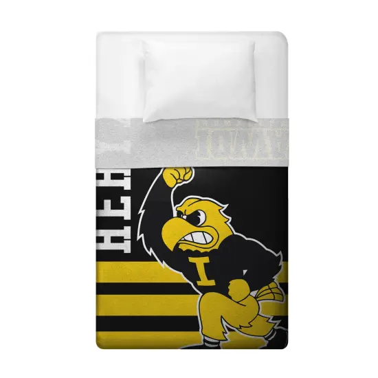 Sleep Squad Iowa Hawkeyes 60&rdquo; x 80&rdquo; Raschel Plush College Blanket {3}
