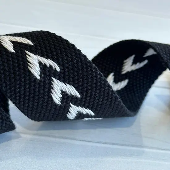 Black with White Arrow 1.5&rdquo; Cotton Webbing {1}