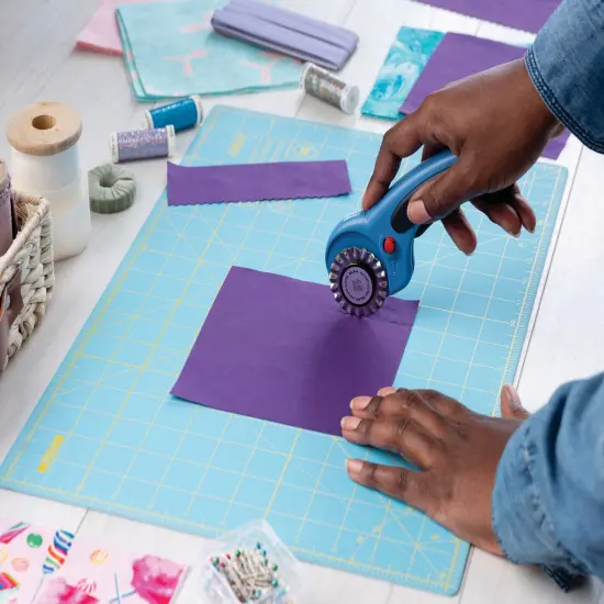 OLFA Decorative Rotary Blade 45mm-Pinking {3}