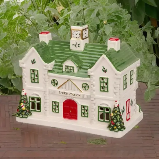 Spode &ndash; Christmas Tree Collection Miniature Christmas Village Train Station {2}