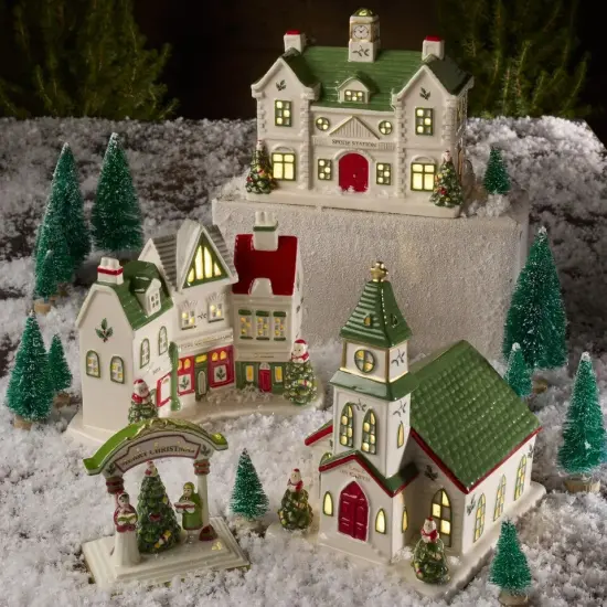 Spode &ndash; Christmas Tree Collection Miniature Christmas Village Train Station {4}