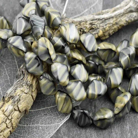 *13* 15x11mm Lt. Chroust Tri Oval Beads {4}