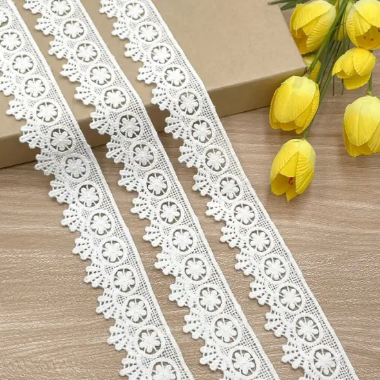 Designer's Shop VL 6604 White small Daisy Floral with Hanging Petals edge. 1-1/4&rdquo; (32mm) x 5 yards. {1}