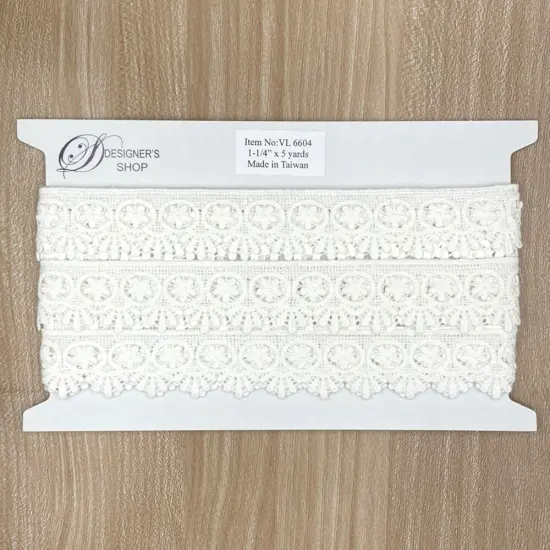 Designer's Shop VL 6604 White small Daisy Floral with Hanging Petals edge. 1-1/4&rdquo; (32mm) x 5 yards. {4}