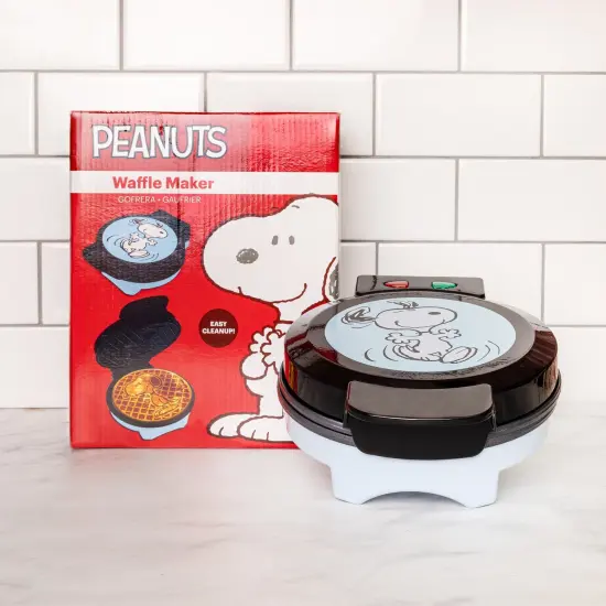 Uncanny Brands Peanuts Snoopy Waffle Maker {4}