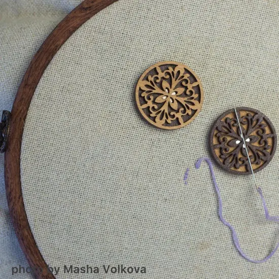 Magnetic double-sided needle holder {3}