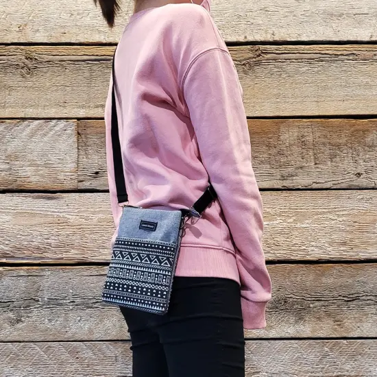 Wrapables Mini Crossbody Cell Phone Bag Zip Top / Black Deco {6}