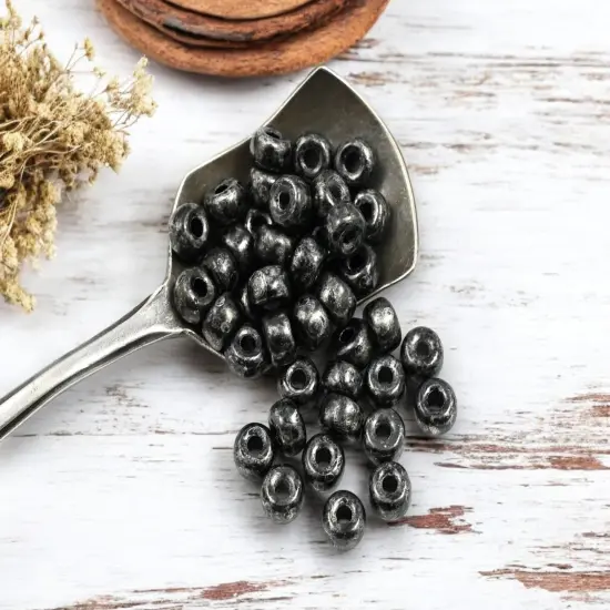 20g Jet Rembrandt 2/0 Matubo Beads {4}