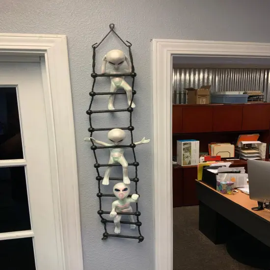 Aliens on Rope Ladder Statue {2}