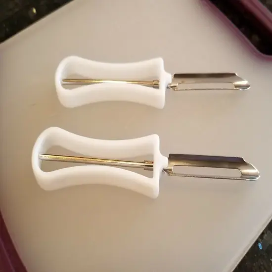 Handy Housewares 2 Piece Swivel Vegetable Peeler Set - Ideal for Apples, Carrots, Potatoes {5}