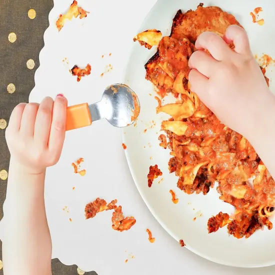 Rectangle Disposable Paper Placemat (200 Pack) - 10 x 14 Inches White Eco-Friendly Heavy Weight 60 Pound Paper Place Mat Wavy Scalloped Edge {4}