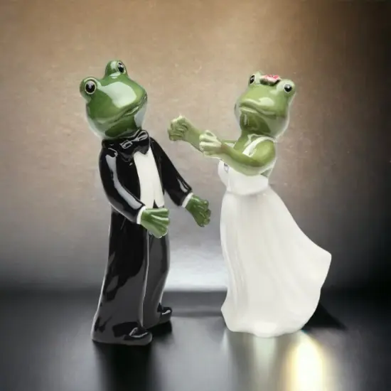 Frogs In Love - Frog Wedding Couple Salt & Pepper Shakers, Wedding D&eacute;cor, Wedding Gift, Wedding Favor, Anniversary D&eacute;cor, Anniversary Gift {1}