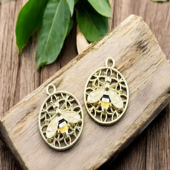 *10* 18mm Gold Flat Round Bee Charms {1}