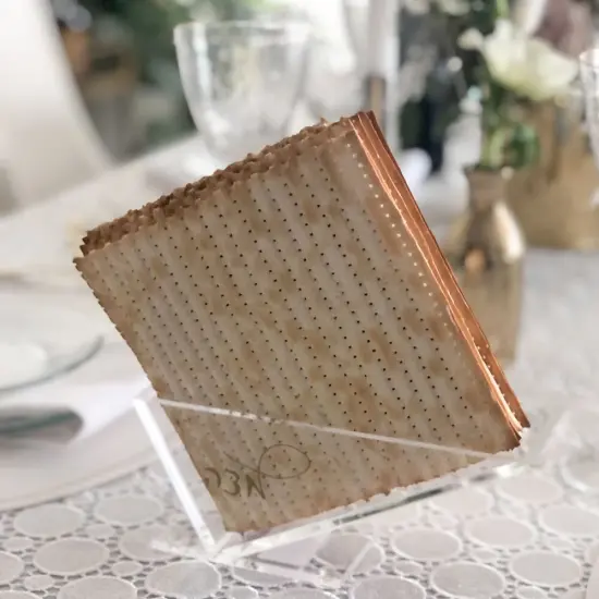 Lucite Matzah Stand with Swirl Text {5}
