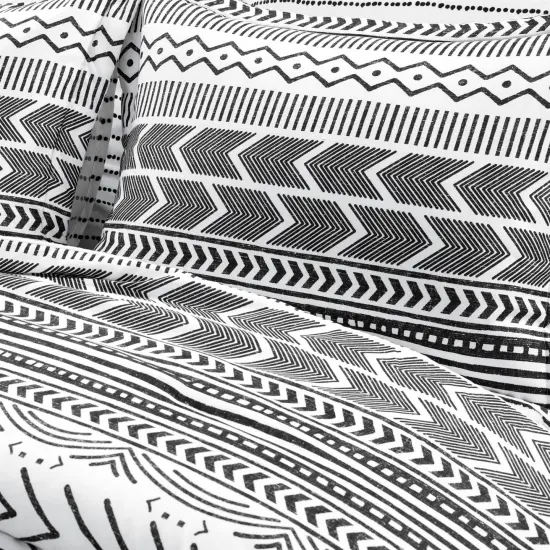 Full/Queen 5-Piece Polyester Reversible Comforter Set with Geometric Patterns Black and White {4}