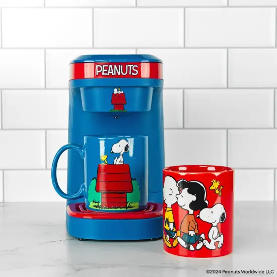 Uncanny Brands Peanuts Single Cup Coffee Maker Gift Set with 2 Mugs {1}