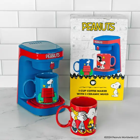 Uncanny Brands Peanuts Single Cup Coffee Maker Gift Set with 2 Mugs {2}