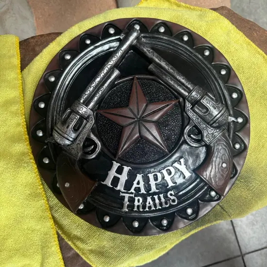 Western Happy Trails Gun Sign Statue {2}