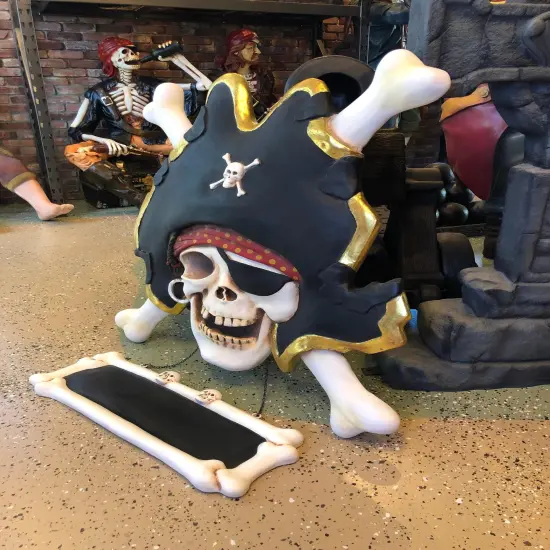 Pirate Skull Cross Bone Sign Statue {3}