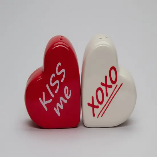 Ceramic Kiss Me And XOXO Heart Shaped Salt And Pepper, Gift for Her, Gift for Mom, Kitchen D&eacute;cor, Valentine&rsquo;s Day D&eacute;cor, Romantic D&eacute;cor {3}