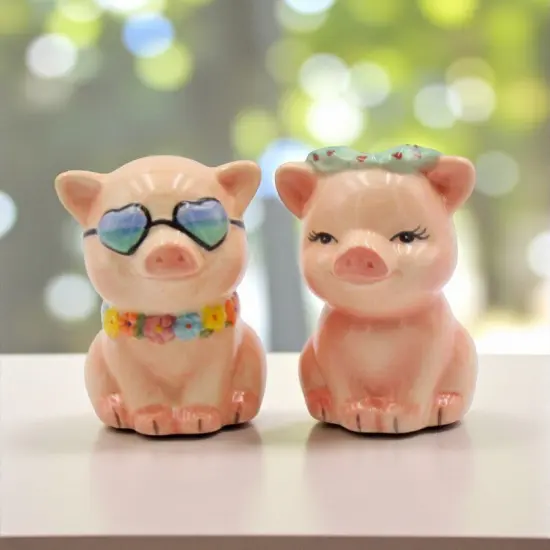 Hand Painted Ceramic Happy Pigs Salt And Pepper Shakers, Home D&eacute;cor, Gift for Her, Gift for Mom, Kitchen D&eacute;cor, Farmhouse Decor {1}