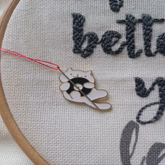 Cat Magnetic Needle Minder F07M10-1 Cat with a ball {1}