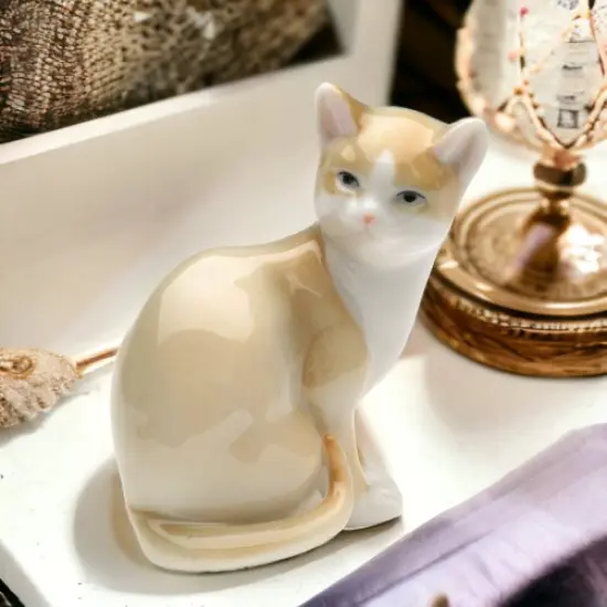 Ceramic Cat Looking Back Figurine, Home D&eacute;cor, Gift for Her, Gift for Mom, Kitchen D&eacute;cor, Cat Lovers Gift, Pet Loss Gift {1}