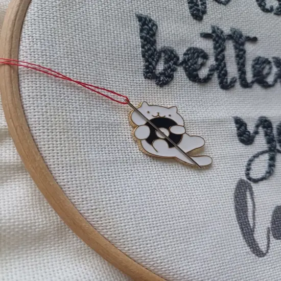 Cat Magnetic Needle Minder F07M10-1 Cat with a ball {2}