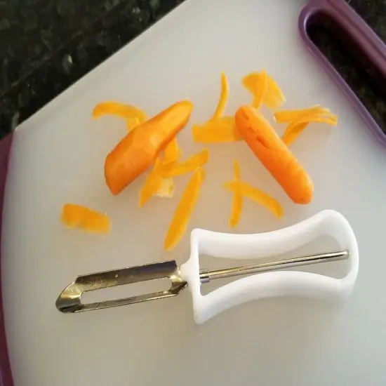 Handy Housewares 2 Piece Swivel Vegetable Peeler Set - Ideal for Apples, Carrots, Potatoes {6}